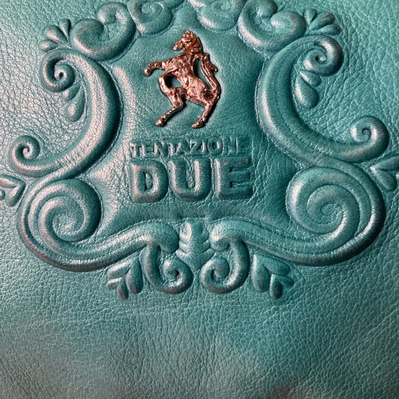 Tezatione Italian Leather Tote - Picture 2 of 2